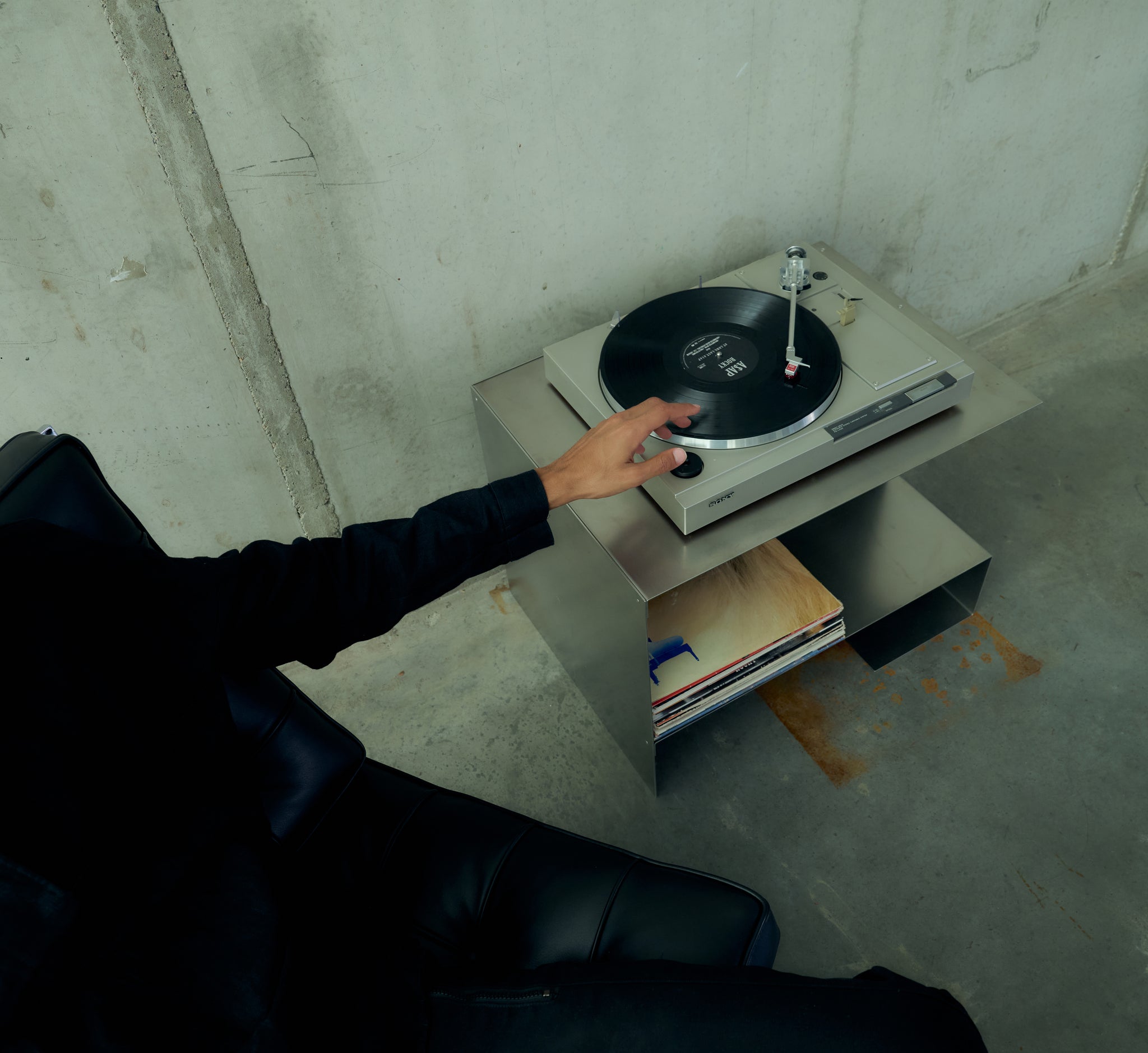METAL DESK [001]