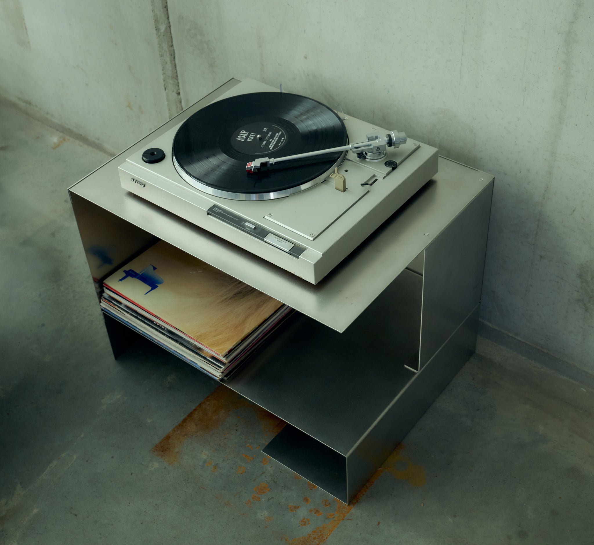 METAL DESK [001]