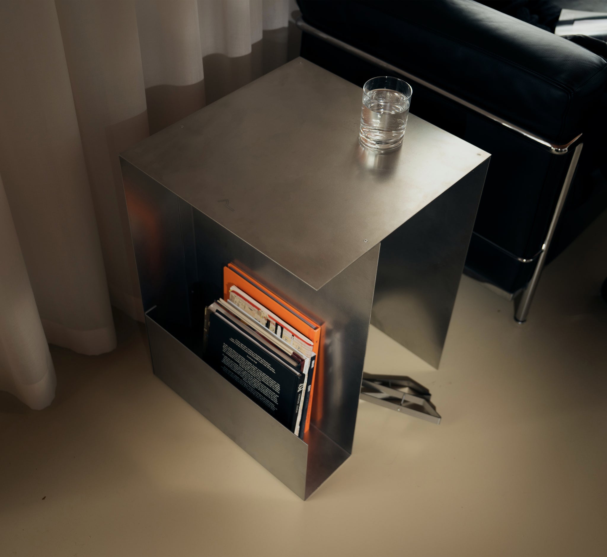 METAL DESK [001]