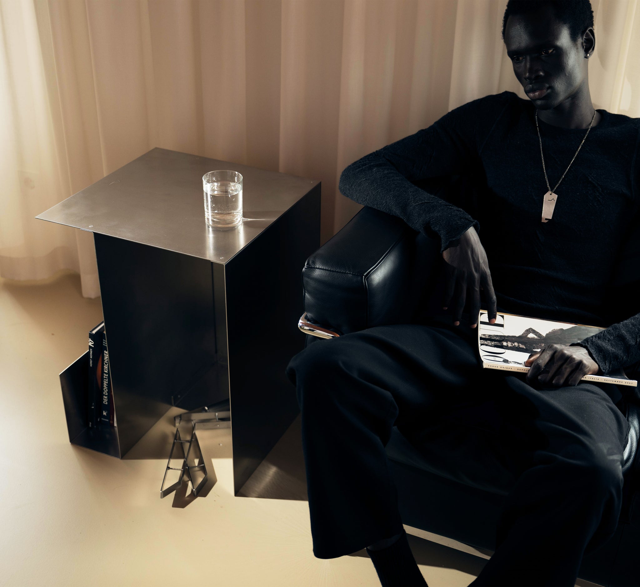 METAL DESK [001]